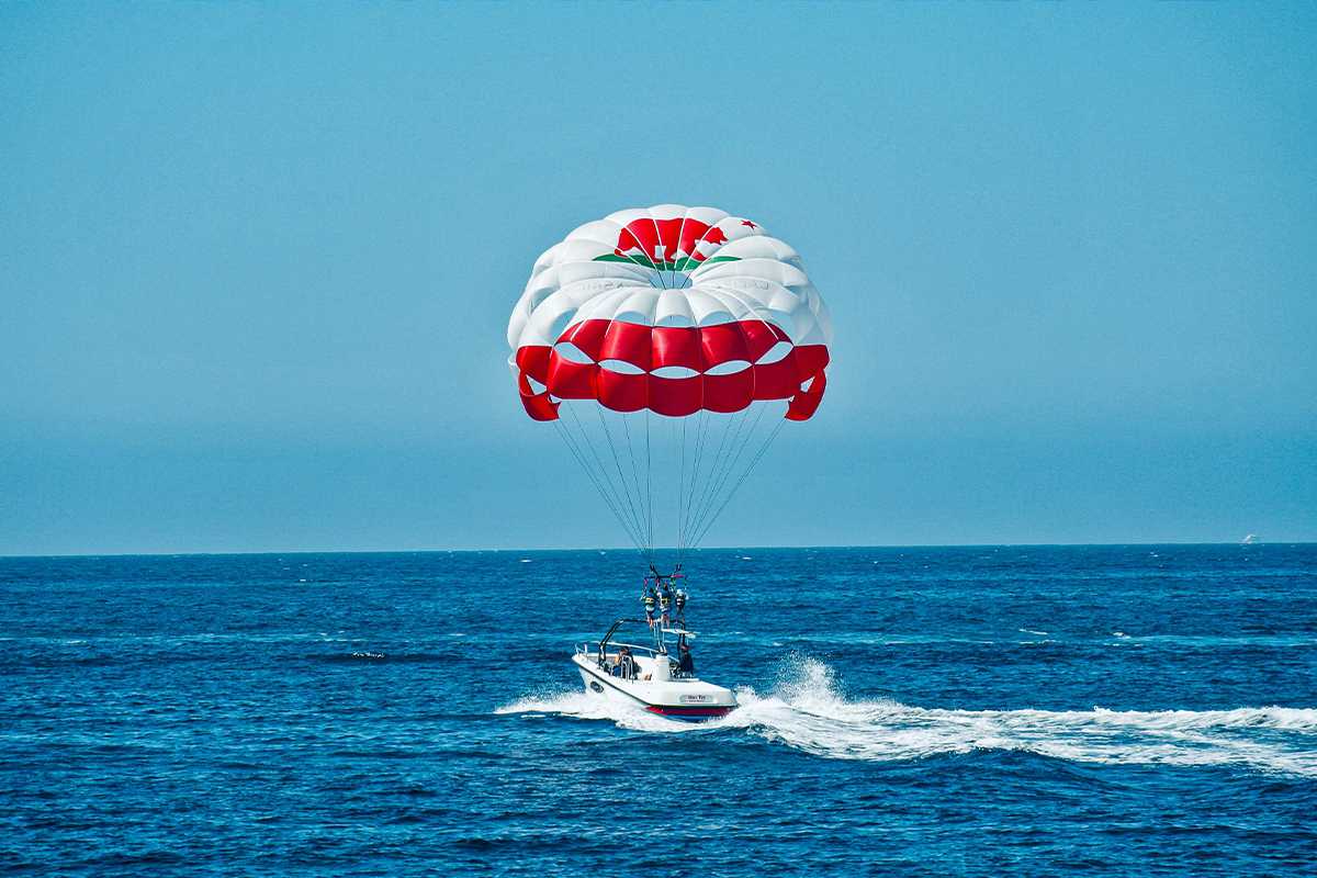 Parasailing at Coral Island (Pattaya)
